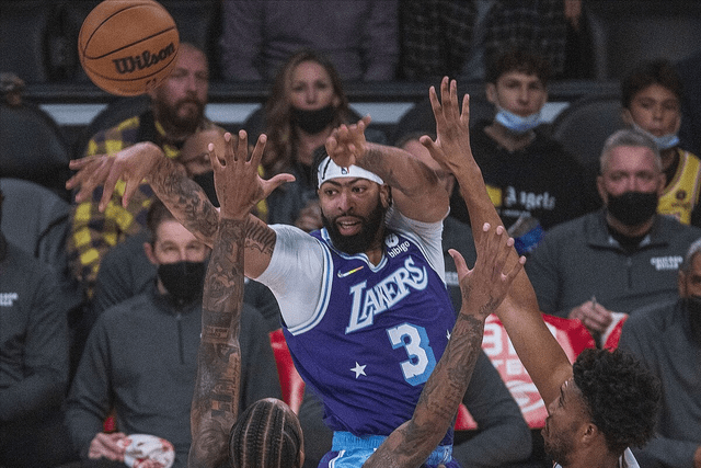 爱游戏官网-浓眉哥重要时刻大比分获胜，塞尔维亚队带队取胜！引发球迷热议(塞尔维亚球迷冲突)