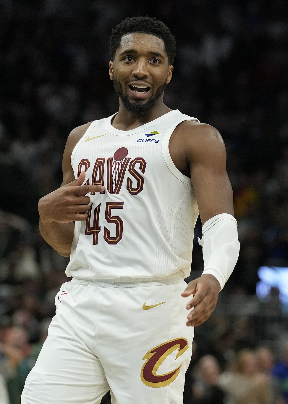 里程碑夜密尔沃基雄鹿完成体检，NBA常规赛冲刺阶段刷纪录，赛场秩序良好，数据趋势出现新变化的简单介绍